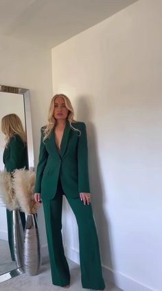 Dark Green Business Outfit, Suits Green For Women, Women Green Suit Outfit, Women’s Prom Suit, Green Pants Suit Women, Green Graduation Outfit, Emerald Outfits For Women, Green Professional Outfit