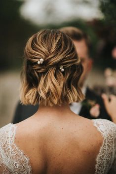 Short Bridal Hair, Sanggul Modern, Short Hair Bride, Bridal Hair Pins Pearl, Hair Accessories Pearl, Wedding Hair Inspiration, Pearl Hair Pins, Short Wedding Hair, Penteado Cabelo Curto