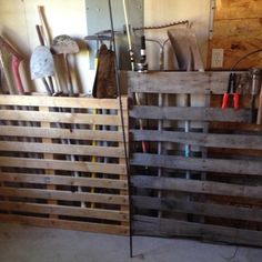 there are many tools in the storage area on this pallet and it is hard to tell what they are