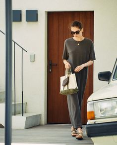 Sandals Aesthetic, Bottega Veneta Bag, Bottega Veneta Shoes, Fashion Capsule Wardrobe, Fashion Capsule, Style Aesthetic, Street Outfit, Photos Of Women, Adidas Pants