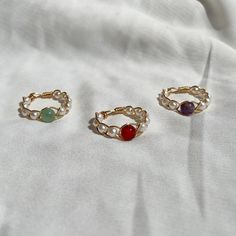 (items are shipped between 1-2 days) A gold braided wire wrapped rings made with pearls and a round gemstone. Available in green aventurine, red carnelian and amethyst. 💗I love pairing these dainty gemstone rings together but they also look cute on their own. They also make great gifts for loved ones.  All orders come in a white mesh bag making them great to gift in.  💗I recommend avoiding water and keeping it stored away when not being worn to maintain its quality. More Crystal Jewelry  Crystal Beaded Rings https://www.etsy.com/listing/1462796716/crystal-beaded-ring-crystal-bead-ring Crystal Bead Wire Wrapped Ring  https://www.etsy.com/listing/1301212761/crystal-ring-crystal-bead-wire-wrapped Mystery Crystal Ring Bundle https://www.etsy.com/listing/1480464853/crystal-ring-bundle-mystery Diy Wire Bead Rings, Braided Wire Ring, Ring Ideas Diy, Cute Wire Rings, Diy Stone Rings, Gold Wire Ring, Diy Ring, Gold Wrap Ring, Diy Wire Jewelry Rings