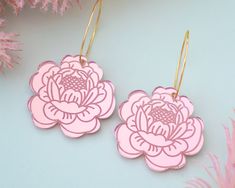 These light-weight peony earrings are the perfect statement earrings to add an extra pop to your outfit! Acrylic is very lightweight so you can enjoy large, statement earrings comfortably all day. ♡ Made with light pink mirror acrylic. Please note the back of mirror acrylic is grey to allow for engraving ♡ Size: Approximately 2.25 inches in length measured from top of earring hoop ♡ Earring hoop is made from 18k gold plated brass ♡ Care Instructions: ♡ - To clean: Wipe with a microfiber cloth to Acrylic Flower Earrings, Peony Earrings, Glowforge Earrings, Funny Earrings, Large Statement Earrings, Earring Hoop, Laser Engraved Ideas, Retro Earrings, Acrylic Jewelry