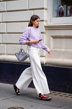 Lilac Jumper Outfit Winter, Purple And White Outfits For Women, Lilac Turtleneck Outfit, Lilac Sweater Outfit Winter, Lilac Jumper Outfit, White Pant Winter Outfit, Teva Street Style, Purple And Cream Outfit, Lilac Jeans Outfit