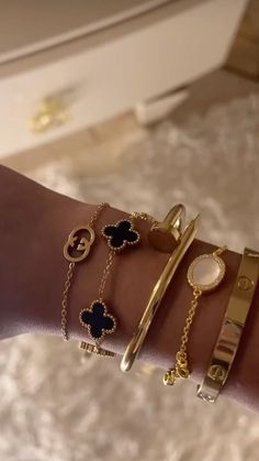 Expensive Jewelry Aesthetic, Alhambra Watch, Rich Wealthy, Luxury Bracelets, Dope Jewelry Accessories, Pandora Gold, Expensive Jewelry Luxury