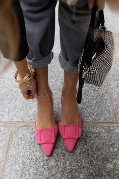 Manolo Blahnik Maysale, Mode Ab 50, Winter Mode, Looks Street Style, Mode Inspo, Pink Shoes, Shoe Obsession, Looks Style, Fashion Details