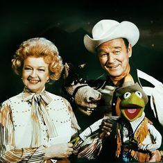 the muppet and miss piggy are posing for a photo with their puppet puppets