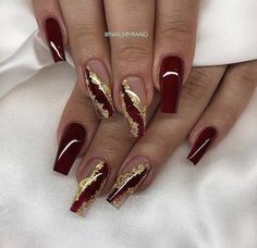 Trendy Nails Red And Gold, Maroon Graduation Nails, Birthday Nails Burgundy, Red Wine And Gold Nails, Wine Red Quince Nails, Maroon Design Nails, Maroon And Brown Nails, Wine Nails Acrylic, Wine Red And Gold Nails