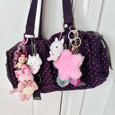 i love keychains Kawaii Bag Accessories, Bag Accessories Aesthetic, Decorated Purse, Keychain On Bag, Bag Charms Aesthetic, Decorated Bag, Trinket Bag, Keychain Aesthetic