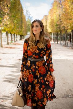 Tuileries Gardens In The Fall Soft Feminine Outfits, Gal Meets Glam, Cooler Look, Feminine Outfit, 가을 패션, In The Fall, Fall Winter Outfits, Fall Dresses, Look Fashion