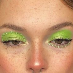 Green Eye Makeup Festival, Makeup Ideas Gemstones, Eyeshadow Blush Look, Hslot Makeup Ideas, Simple Fun Eye Makeup, Fun Eye Makeup Ideas, Makeup Strass Eye, Lolla Makeup, Strass Makeup Eyes