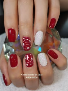 Valentine Nail Color Ideas, Christmas Multicolor Nails, Christmas Gel Nails Designs Simple, Red Christmas Nail Art, Nail Art Natale, Simple Christmas Gel Nails, White And Red Christmas Nails, Sns Christmas Nails Ideas, Christmas Manicure Ideas For Short Nails