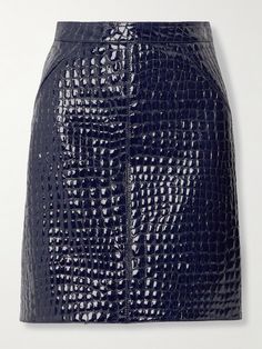 Under the creative direction of Peter Hawkings, TOM FORD's Spring '24 collection pays homage to the classic '90s silhouettes that first brought the brand into the spotlight. This pencil skirt is made from patent-leather with a distinctive croc-effect texture and a glossy shine. Wear yours with a camisole or collared shirt. Tom Ford Women, Tom Ford Clothes, Tom Ford Clothing, Chic Skirts, Skirt Trends, Mr Porter, Fall Skirts, Leather Mini Skirts, Knee Length Skirt