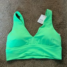 Lululemon Align V-Neck Bra C/D. Pistachio. Nwt Lululemon Collection, Lululemon Outfits, Lululemon Energy Bra, Seamless Sports Bra, Lululemon Sports Bra, Cute Preppy Outfits, Poshmark Finds, San Fran, Women's Sports