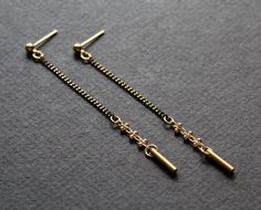 Super lightweight, these dangly black and gold long chain earrings are elegant, versatile and discreet, with a touch of the unusual uniqueness we're all looking for. Would also work great as a gift for a chiropractor! Doesn't that fancy chain remind you of a spine? ;) * Faceted brass chain, partial black plating * Gold plated spine chain * Brass round bars * Gold plated ball stud earrings * Plastic stoppers included Measures about 2.625in (66mm) from top to bottom. * Chaîne en laiton à facettes, plaquée partiellement noire * Chaîne à billes plaquée or * Barres rondes en laiton * Tiges d'oreilles plaqués or * Stoppers transparents inclus Mesure environ 2.625po (66mm) au total. Long Chain Earrings, Bar Studs, Long Chain, Lovely Necklace, Chain Earrings, Brass Chain, Etsy Fashion, Arrow Necklace, Diy Jewelry