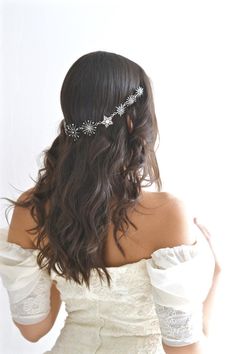 Mariée portant une vigne à cheveux étoile céleste argent Wedding Hair Jewels, Vine Crown, Hair Chain Wedding, Wedding Tiara Hairstyles, Classic Wedding Hair, Boho Hairstyle, Romantic Wedding Hair, Boho Wedding Hair, Hair Chains