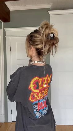 TORIE BLISS | Claw clip messy bun ft my cute claw clip from @scunci , they have the best selection of claw clips! SAVE & TRY ❤️‍🔥 #scuncipartner… | Instagram Straight Hair Messy Bun, Hair Messy Bun, Hair Messy, Hair Bun Tutorial, Hair Techniques, Bun Hairstyle, Heatless Hairstyles