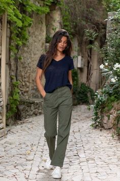 Green Cargo Pants Outfit, Green Linen Pants, Linen Pants Outfit, Women's Outfits, Women's Bottoms, Casual Day Outfits, Fashion Hacks Clothes