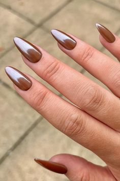 Here are 20 Hailey Bieber chocolate glazed donut nails, including long, short, almond shape and coffin acrylic nails. Check out these elegant brown chrome nail art designs. Find out what are glazed doughnut nails and how to do them at home with a tutorial link and do it. Check the nail polish and gel color trends for 2024, including white, pink, chocolate brown, gold, silver, dark red and blue. Find how to apply opi chrome dip powder. Try beige, purple and nude manicure design fall trend colors. Brown Nail, Nagellack Trends, Stunning Nails, Chrome Nails Designs, Her Nails, White Nail, Fall Nail Colors, Dip Powder Nails, Dipped Nails