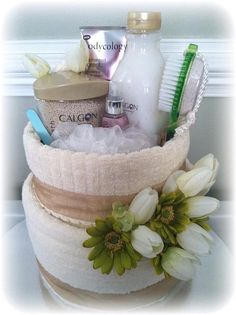 Beautiful DIY Towel Cake Design Idea Towel Gift Ideas, Spa Baskets, Pamper Cake, Towel Cake, Towel Cakes, Nappy Cakes, Spa Towel, Spa Gift Basket, Themed Gift Baskets