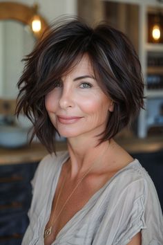 Turn back time with 12 hairstyles for women over 50 that can make you look 10 years younger, blending style with rejuvenation. Sassy Hair, Haircuts For Medium Hair, Penteado Cabelo Curto, Hairstyles For Women, Short Bob Hairstyles, Short Hair Cuts For Women, Great Hair, Bobs Haircuts, Fine Hair