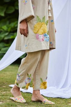 Buy Beige Cotton Slub Embroidered Floral Motif V Meadow Dream Kaftan And Pant Set For Women by Bo tree Online at Aza Fashions. Embroidered Kaftan, Pakistani Suit, Antique Jewellery Designs, Suits Design, Suit Design, Beautiful Dress Designs, Indian Attire, Fashion App, Casual Suit