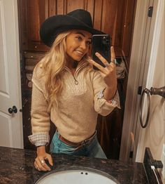 Country Wife Outfit, Rodeo Outfits 2023, Working Ranch Outfits, Ranch Clothing For Women, Warm Western Outfits Women, Riding Outfit Western, Ranch Wife Outfits, Old Money Western Aesthetic, Winter Outfits Western