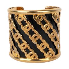 Chanel - Golden metal cuff bracelet enameled with black. Additional information: Condition: Very good condition Dimensions: Wrist circumference: 14 cm - Height: 6 cm Seller Reference: BRAB44 Chanel Bracelet, Metal Cuff Bracelet, Girls Best Friend, Cuff Bracelet, Metallica, Cuff Bracelets, Jewelry Bracelets, Chanel, Bracelet