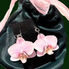 preserved orchid earrings made from real flowers Flowers Earrings, Diy Flower Earrings, Aros Aesthetic, Orkid Flower Jewelry, Elegant Pink Jewelry With Pressed Flowers, Cute Hypoallergenic Flower-shaped Earrings, Elegant Pink Pressed Flowers Jewelry, Orchid Accessories, Handmade Orchid Earrings