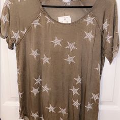 Nwt Vintage Looking T-Shirt With Stars Casual T-shirt With Star Print For Spring, Spring Crew Neck T-shirt With Star Print, Relaxed Fit T-shirt With Star Print For Spring, Spring Relaxed Fit T-shirt With Star Print, Spring Graphic Tee With Star Print, Trendy Spring Top With Star Print, Trendy Spring Star Print Top, Summer Crew Neck Top With Star Print, Casual Relaxed Fit Tops With Star Print