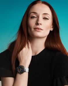 Louis Vuitton Watches, Famous Actresses, Polish Ceramics, Louis Vuitton Official Website, Sansa Stark, Black Polish, Poses References, Sophie Turner, Louis Vuitton Official