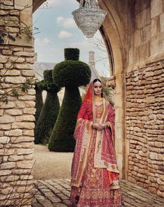 Lehenga Choli Pakistani, Pakistani Bridal Dresses Online, Gold Lehenga, Pakistani Bridal Dress, India Style, Red Lehenga, Gold Work, Royal Red, Pakistani Bridal