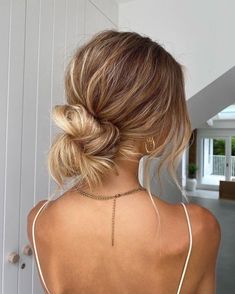 10 CUTE AND EASY SUMMER HAIRSTYLES YOU'LL LOVE - Stylin by Sarita Beachy Wedding Hair Updo, Wedding Guest Summer Hairstyles, Long Hairstyles For Hot Weather, Summer Wedding Guest Hairstyles, Summer Wedding Guest Hair, Beachy Wedding Hair, Summer Bridesmaid Hair, Easy Bridal Hairstyles, Bridesmaids Hairstyles