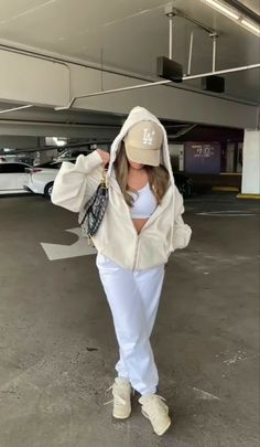 Stile Kylie Jenner, Looks Pinterest, Neue Outfits, Tomboy Style Outfits, Parking Garage, Causual Outfits, Streetwear Fashion Women, Swaggy Outfits, Mode Inspo