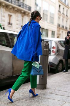 Estamos na próxima fase da Copa do Mundo e, agora, faltam apenas quatro jogos para o tão aguardado hexa chegar. E, por isso, resolvi separar inspirações de looks estilosos para torcer pelo Brasil. Street Style 2017, Blue Coat, Green Outfit, Winter Trends, Green Pants, Cool Street Fashion, Fashion Mode