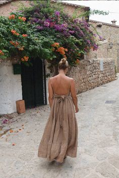 Style // The most beautiful neutral brown earth tone linen dress, with a low back and tie detailing With a square neck line, thin and feminine strapped sleeves and plunging low back, this dress is a celebration of carefree beauty and timeless style. Effortlessly comfortable and classically chic, the Alma Dress is designed with a self-tie at the back, ensuring the perfect fit for every silhouette. From casual strolls to special occasions, the Alma Dress is the perfect sunshine-inspired look! Fabr Spaghetti Strap Linen Dress, Low Back Linen Dress, Bridget Aesthetic, Farmhouse Dress, Earth Tone Style, Brown Wedding Dress, Brown Summer Dress, Brown Linen Dress, Earth Tone Clothes