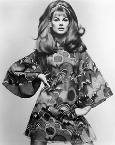 So 60s - hair and love the dress. 70s Queen, 60s Fashion Trends, Carmen Dell'orefice, Jean Shrimpton, 60s 70s Fashion, 60s And 70s Fashion, Fashion 1960s, Lauren Hutton, Sixties Fashion