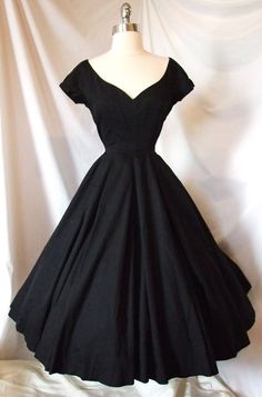 Black Satin Prom Dress, Simple Party Dress, Wedding Evening Gown, Portrait Dress, Fiesta Outfit, Short Dress Styles, Cocktail Party Dresses, Dresses Homecoming, Prom Dresses Vintage