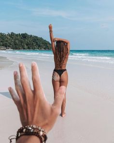 Aesthetic Romantic Couple, Couple Vacation Pictures, Poses Reference Photo, Couple Beach Poses, Beach Pictures Ideas, Photoshoot Couple Poses, Beach Couples Photoshoot, Couple Vacation, Hugs And Kisses Couples