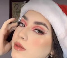 Light Christmas Makeup, Simple Winter Makeup Looks, Natural Christmas Makeup Looks, Elf Makeup Looks Christmas Simple, Makeup Looks For Christmas, Santa Makeup Looks, Makeup For Christmas, Christmas Makeup Ideas Simple, Christmas Eyeshadow Looks Easy