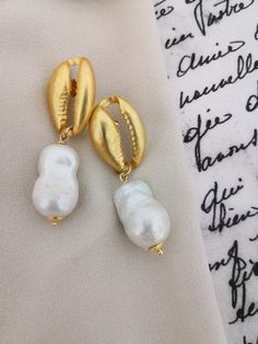 Bride earrings made of: Baroque pearls, irregular shape (18 mm) Brass earrings, shell shape Lenght : 5,5 cm / 2,17 inches * SHIPPING * Your order will be shipped within 1-3 business days from your purchase. You can choose between 2 shipping methods: STANDARD MAIL (NOT TRACEABLE) It is a cheap Shell-shaped Pearl Earrings For Wedding, Pearl Shell-shaped Earrings For Wedding, Pearl Shell-shaped Wedding Earrings, Shell-shaped Pearl Earrings With Pearl Charm, Shell-shaped Pearl Drop Earrings For Gifts, Pearl Shell Earrings With Pearl Charm, Elegant Mother Of Pearl Shell With Pearl Drop, Elegant Pearl Drop Mother Of Pearl Shell, Elegant Shell With Pearl Charm