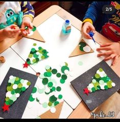 Simple Christmas Crafts For Preschoolers, Christmas Tree Kindergarten, Preschool Christmas Cards, Board Christmas Decorations, Advent Kita, Winter Craft Ideas, December Diy, Dollar Tree Diy Christmas, Diy Christmas Wreaths Ideas