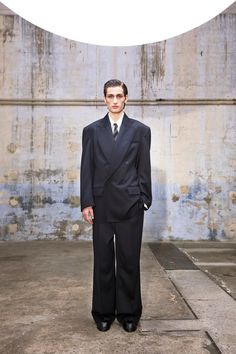 Hed Mayner Fall 2021 Menswear collection, runway looks, beauty, models, and reviews. Mens Vintage Outfits, Double Breasted Suit Men, Hed Mayner, Kanye West Outfits, Formal Dresses For Men, Prom Suits For Men, Wide Leg Pants Outfit, Mens Tailor, Masculine Fashion