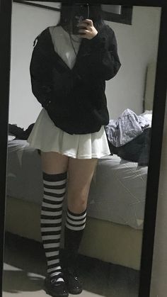 Striped Knee High Socks Outfit, Mismatched Socks Aesthetic, White Knee Socks Outfit, Thigh High Socks Outfit Grunge, Goth Outfits Skirts, Tube Socks Outfit, Skirt With Knee High Socks, Striped Socks Outfit, Skirt With Thigh High Socks