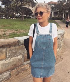 Cute denim overall dress with white tee. Denim Overall Dress Outfit, Overall Dress Outfit, Mode Hippie, Summer Chic, Virtual Closet, Overall Dress, Dress Outfit