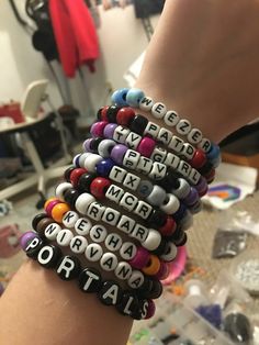 Words To Put On Beaded Bracelets, Band Bracelet Ideas, Kandi Inspo, Pony Bead Bracelets, Diy Kandi, Kandi Kid