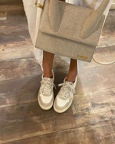 Autry Sneakers Outfit, Autry Baskets, Autry Shoes, Air Force Outfit, Sneakers Aesthetic, Silhouette Mode, Autry Sneakers, Sneaker Outfits Women, Chic Sneakers