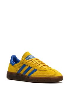 Find ADIDAS Handball Spezial Sneakers on Editorialist. yellow/royal blue suede signature 3-Stripes logo contrasting heel counter round toe front lace-up fastening logo patch at the tongue branded insole gum-rubber sole These styles are supplied by a premium sneaker marketplace. Stocking only the most sought-after footwear, they source and curate some of the most hard to find sneakers from around the world. Handball Players, Adidas Handball Spezial, Adidas Handball, Yellow Sneakers, Yellow And Blue, Football Fans, Blue Suede, A Style, Patch Logo