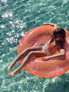 Cute Pool Floats, Summer Holiday Activities, Pool Ring, Confetti Design, Pastel Birthday, Glitter Confetti, Beautiful Pools, Neon Coral