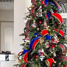 List Of Themes, Rotating Christmas Tree, Holiday Tree Decorations, Bay Windows, Big Design, Tree Ideas, Gold Christmas