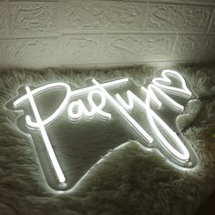 a neon sign that says patye on it